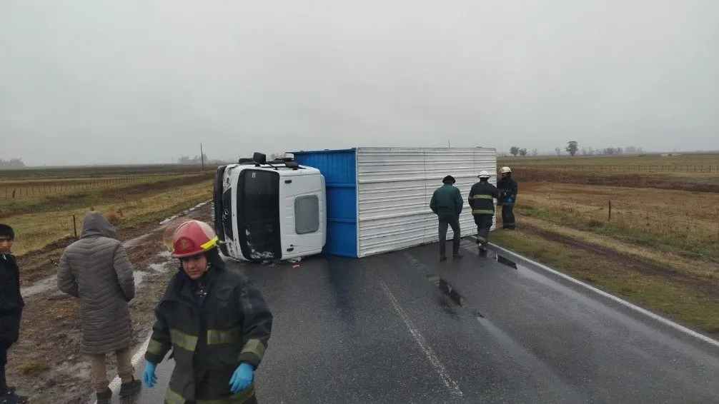 Volcó un camión cargado de frutas y verduras en la Ruta Nacional 205